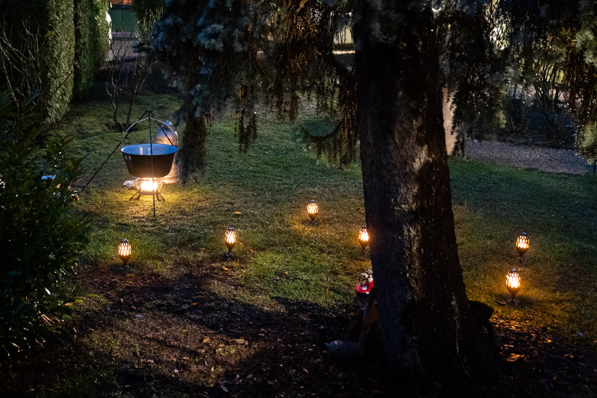 Flamenco 8946, Nasza lampa dekoracyjna ładowana przez USB jest gwiazdą przyjęć w ogrodzie.